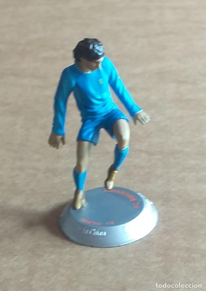Juguetes antiguos y juegos de colecci&oacute;n: FT CHAMPS FIGURA DE MESSI n&ordm; 19 CON SU PEANA COMPLETO. Estado notable.