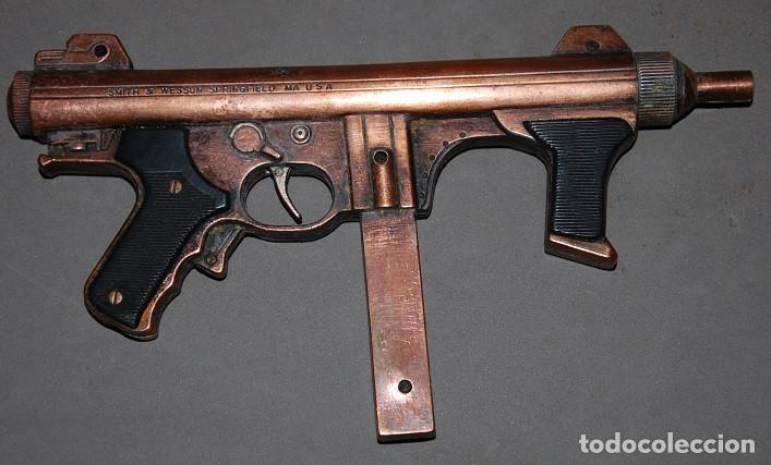 Juguetes antiguos y juegos de colecci&oacute;n: MECHERO REPLICA A ESCALA DE SUBFUSIL SMITH WESSON MA USA