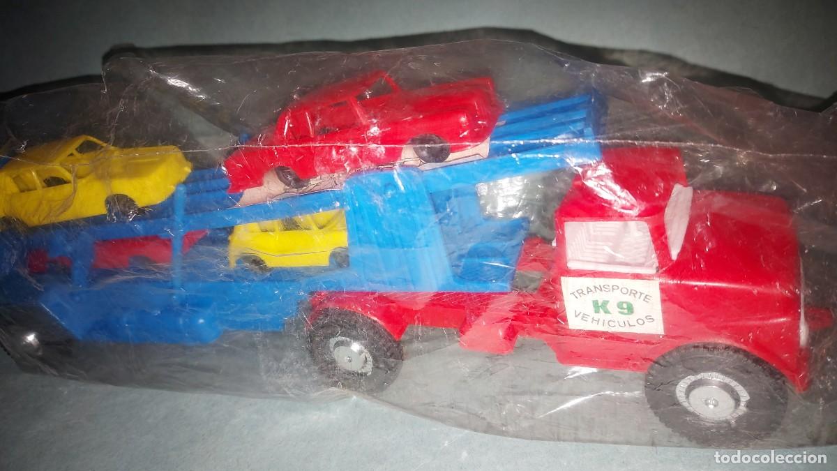 Juguetes antiguos y Juegos de colecci&oacute;n: CAMION PORTACOCHES DE KARPAN con coches mercedes, renault, mini, chevrolet