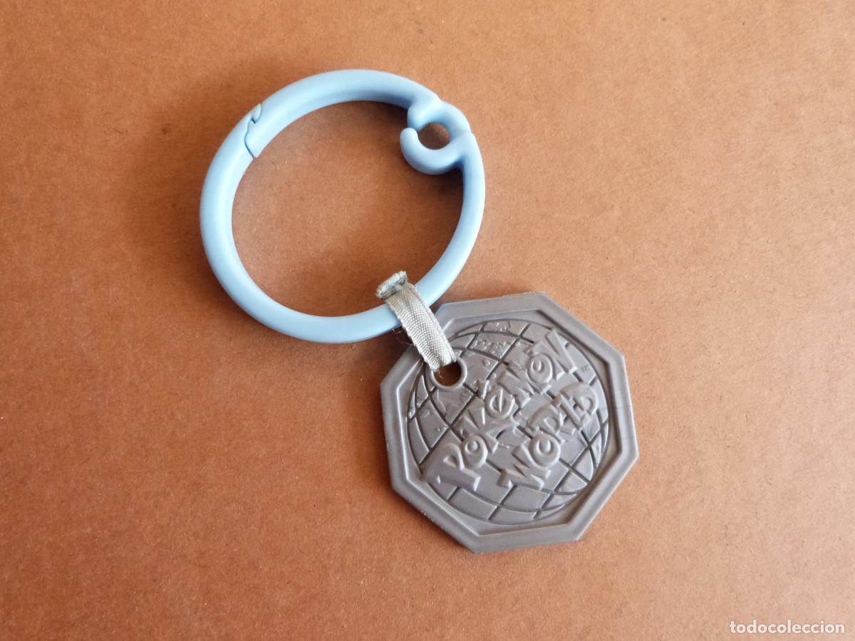 Juguetes antiguos y juegos de colecci&oacute;n: Colgante medalla o medallon Pokemon World - Burger King Nintendo 2000