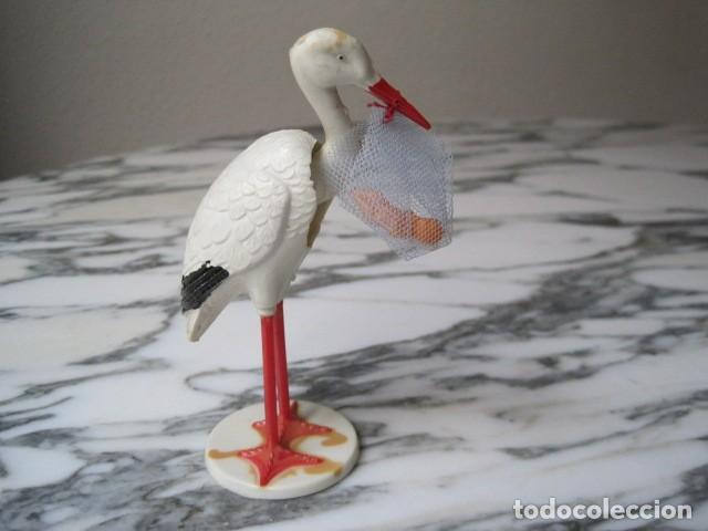 Juguetes antiguos y juegos de colecci&oacute;n: CIG&Uuml;E&Ntilde;A CON BEB&Eacute; - FIGURA DE PL&Aacute;STICO -MOVIMIENTO DE CABEZA - TARTA - NACIMIENTO - BAUTIZO - A&Ntilde;OS 60