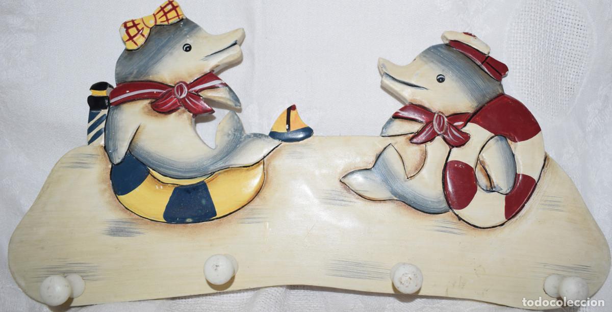 Juguetes antiguos y Juegos de colecci&oacute;n: ANTIGUO PERCHERO PARA HABITACI&Oacute;N INFANTIL - DORMITORIO - DELFINES - 40 X 20 CMS. - ARTESANAL