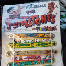 Juguetes antiguos y Juegos de colección: FLINTSTONES LOS PICAPIEDRA HANNA BARBERA 1994 MADE IN SPAIN 1 CARTÓN BLISTER CON 24 PULSERAS GOMA. Lote 380491174