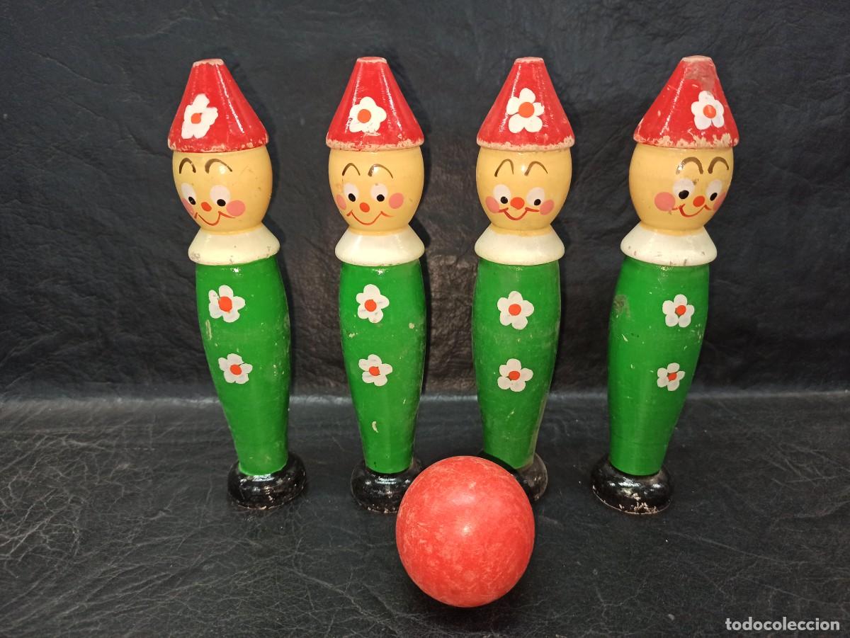 Juguetes antiguos y juegos de colecci&oacute;n: Antiguo juego de bolos de madera. Arlequines. Jug