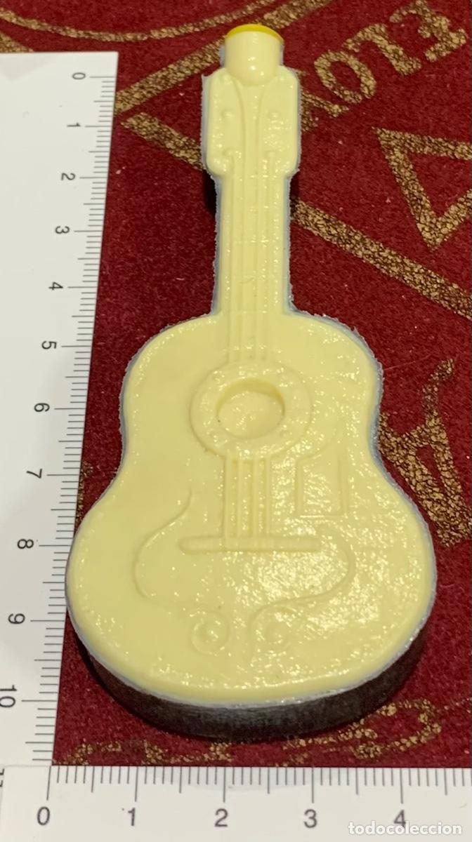 Juguetes antiguos y Juegos de colecci&oacute;n: JUGUETE ORIGINAL DE CUENTO TROQUELADO 29 GUITARRA