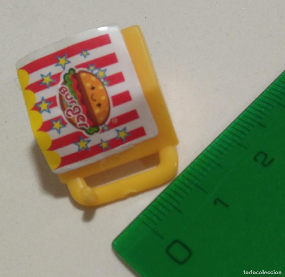 Juguetes antiguos y Juegos de colecci&oacute;n: especie de maleta o bolsa pegatina de hamburguesas escala miniatura para mu&ntilde;ecos o mu&ntilde;equitos