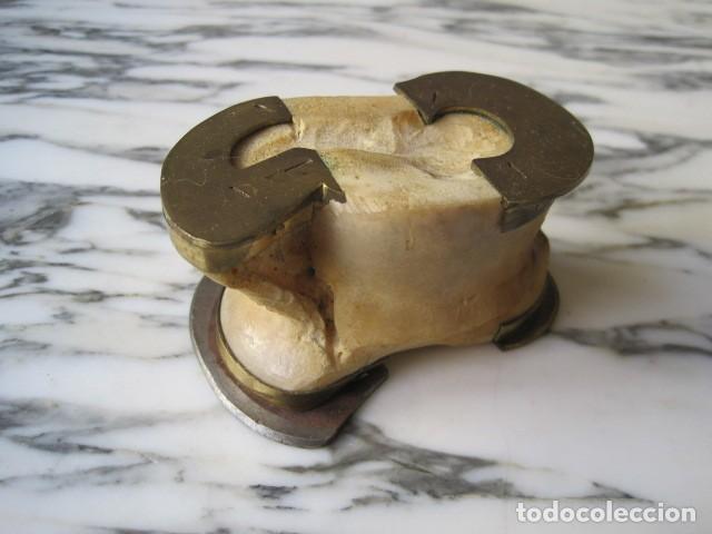 Juguetes antiguos y juegos de colecci&oacute;n: TABA ARGENTINA EL CAMPECHANO - HUESO DE VACA, BRONCE Y HIERRO