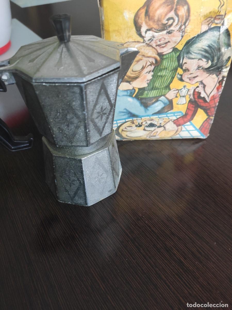 Juguetes antiguos y juegos de colecci&oacute;n: Cafetera juguete - Foto 1