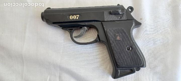Juguetes antiguos y Juegos de colecci&oacute;n: PISTOLA DE JUGUETE MARCA WICKE. MADE IN GERMANY AGENTE 007 JAMES BOND