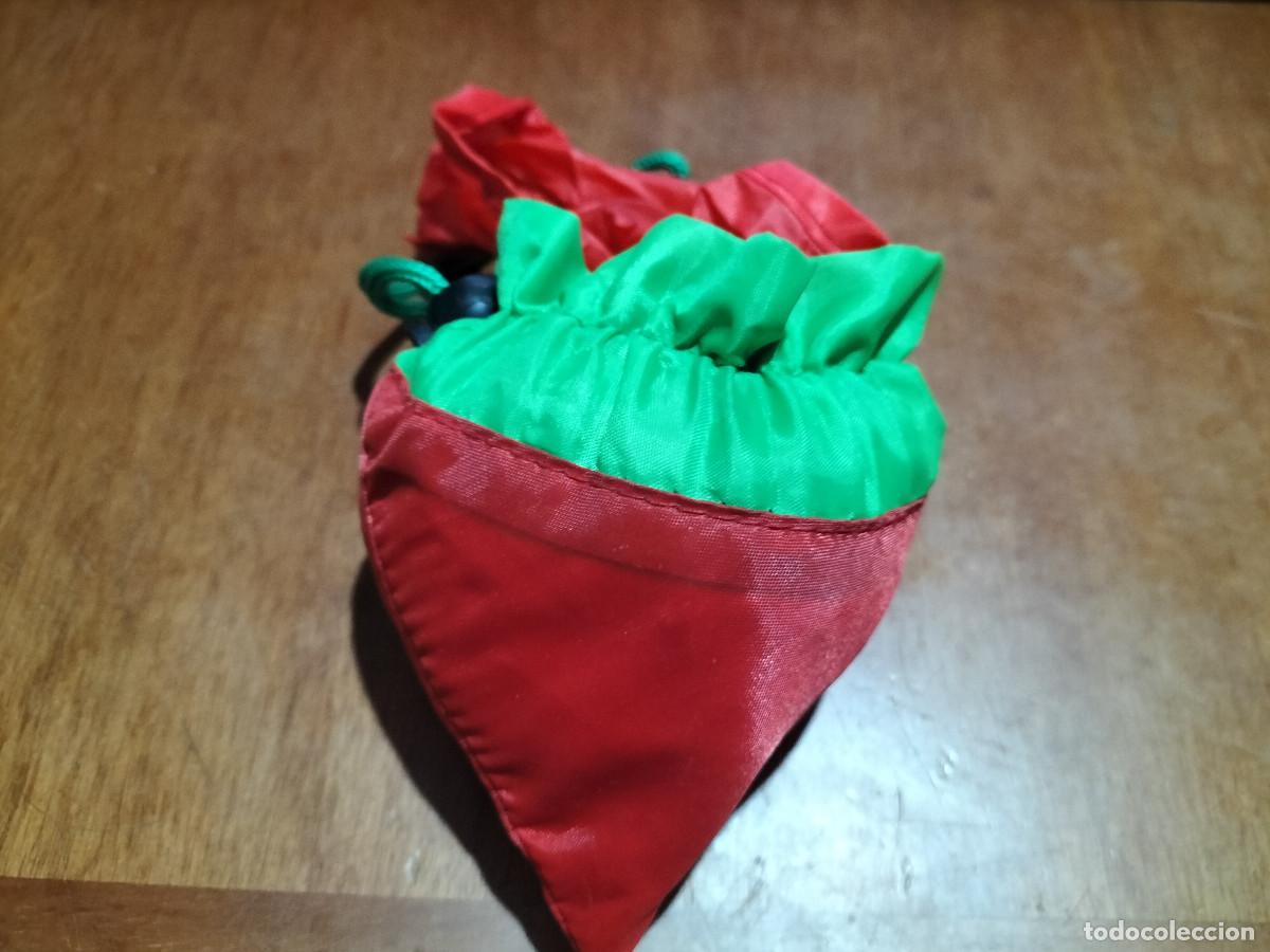 Juguetes antiguos y Juegos de colecci&oacute;n: BOLSA DE COMPRA QUE SE FORMA COMO UNA FRESA AL CERRARSE. BUEN ESTADO. B-4