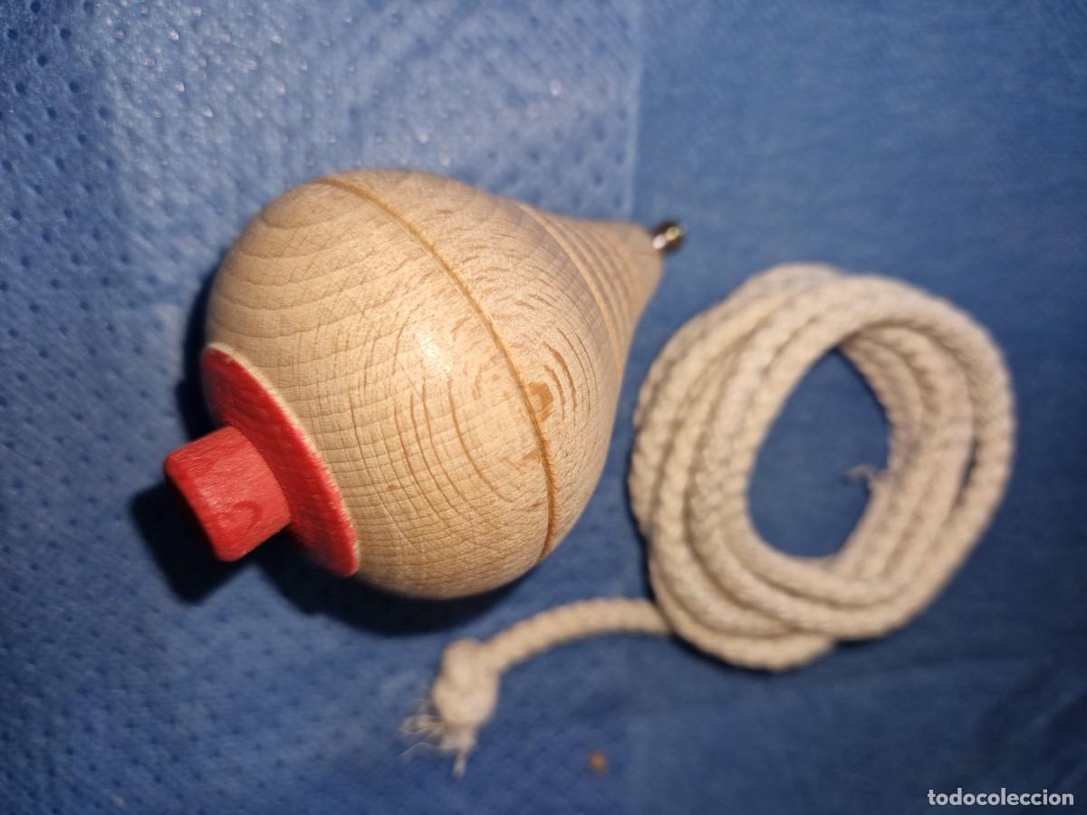 Juguetes antiguos y Juegos de colecci&oacute;n: PEONZA DE MADERA CON CUERDA