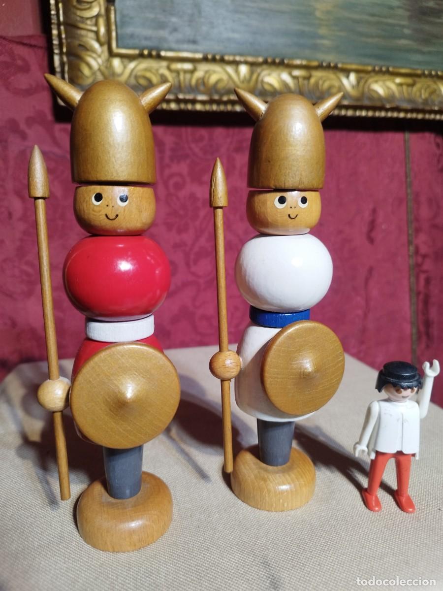 Juguetes antiguos y juegos de colecci&oacute;n: GRACIOSA PAREJA DE VIKINGOS CON ESCUDO Y LANZA HECHOS DE MADERA - SON GIRATORIOS - MID CENTURY -
