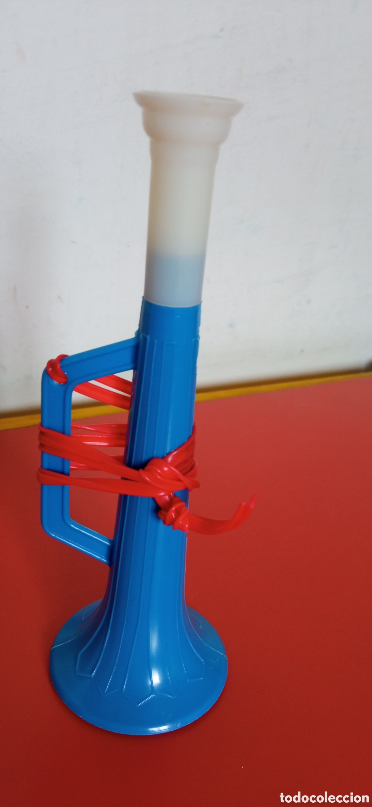 Juguetes antiguos y Juegos de colecci&oacute;n: TROMPETA AZUL SONORA (16 CM).BARATIJA QUIOSCO NACIONAL 70'S.