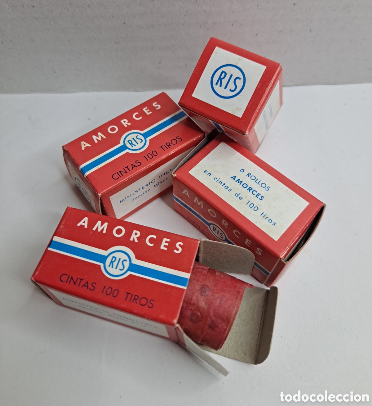 Juguetes antiguos y juegos de colecci&oacute;n: LOTE 4 CAJITAS AMORCES RIS. CINTAS DE 100 TIROS. NUEVAS. SIN ESTRENAR. FULMINANTES. PISTONES. CAJA.