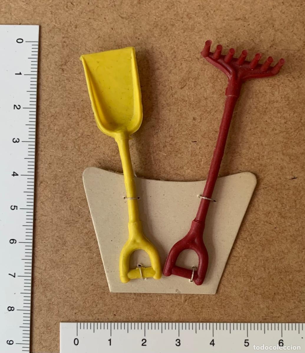 Juguetes antiguos y Juegos de colecci&oacute;n: JUGUETE ORIGINAL DE CUENTO TROQUELADO 56 PALA Y RASTRILLO JARD&Iacute;N PLAYA