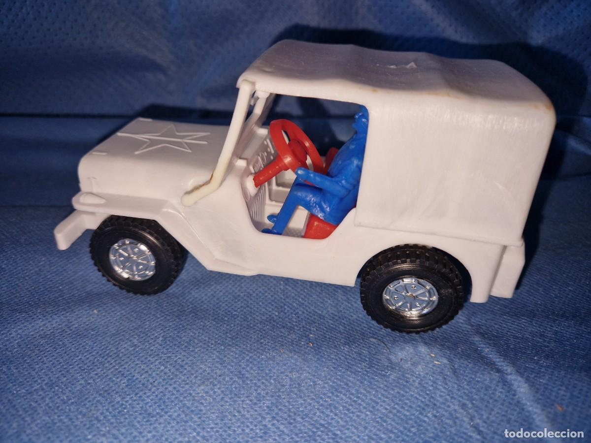 Juguetes antiguos y juegos de colecci&oacute;n: JEEP MILITAR BLANCO TOLDO CON MU&Ntilde;ECO (16 CM) DE JALVE