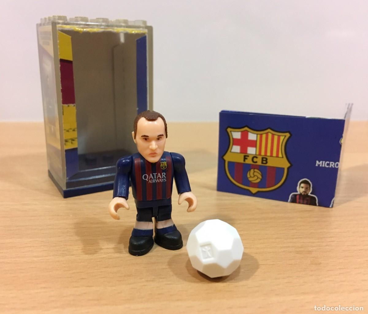 Juguetes antiguos y juegos de colecci&oacute;n: MICRO FIGURA FC BARCELONA SPORTS STAR FOOTBALL - INIESTA 8 CON BAL&Oacute;N (TEMPORADA 2013/14)