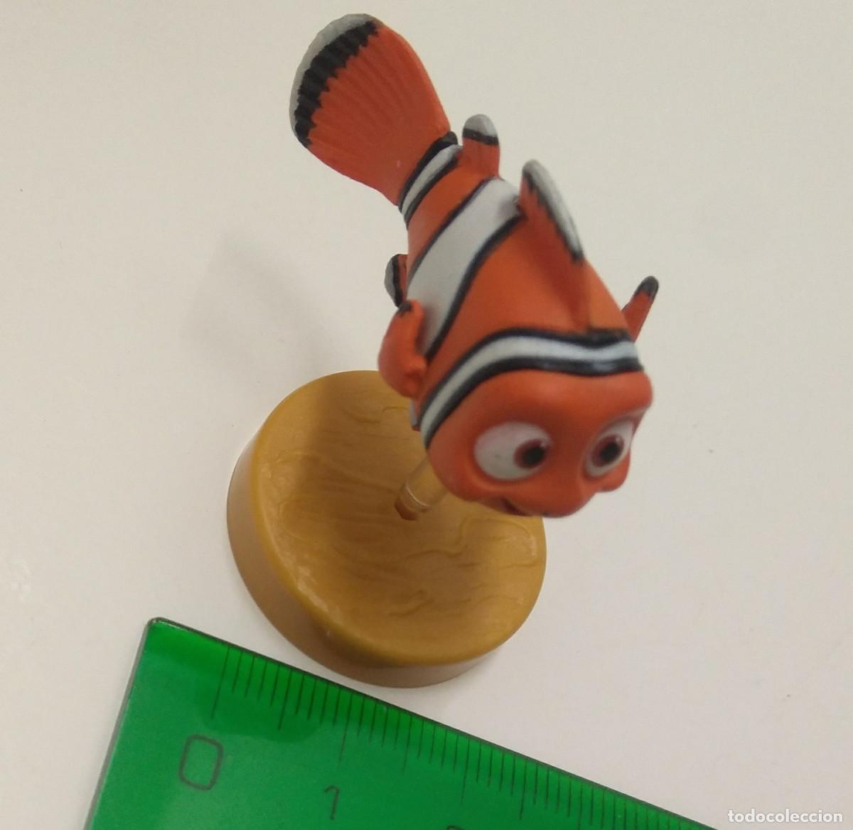 Juguetes antiguos y juegos de colecci&oacute;n: figura de huevo sorpresa FURUTA disney pixar nemo pez peana figurita mu&ntilde;equito mu&ntilde;eco mini
