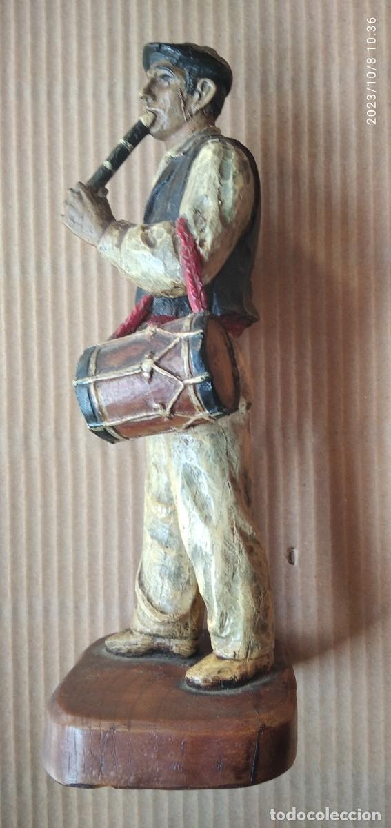 Altes Spielzeug und Spiele: FIGURA VASCA,EUZCADI,TALLADA A MANO EN MADERA Y PINTADO A MANO,SOBRE PEANA.