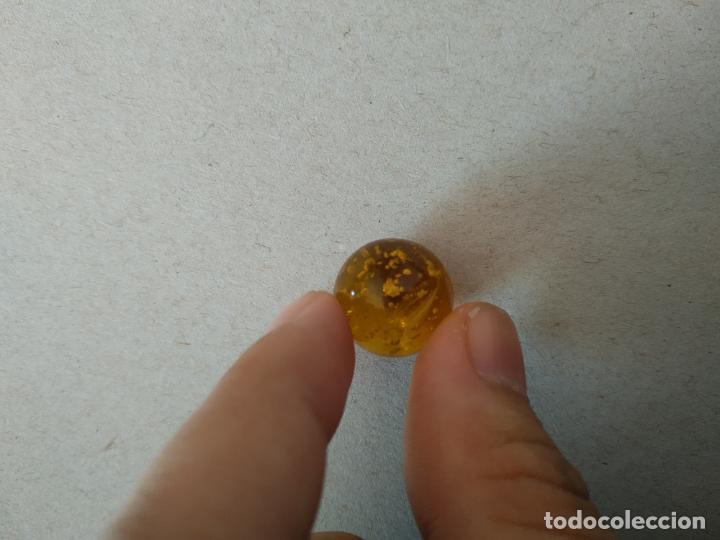 Juguetes antiguos y Juegos de colecci&oacute;n: CANICA DE COLOR DORADO BOLA DE JUGUETE