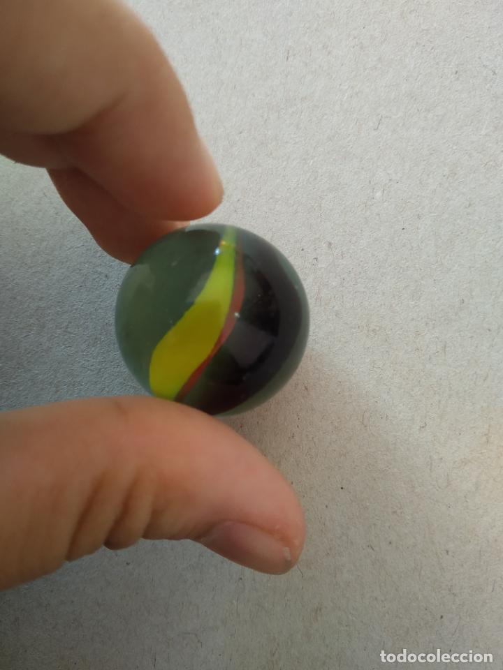 Juguetes antiguos y Juegos de colecci&oacute;n: CANICA DE COLOR AMARILLO ROJO NEGRO BOLA DE JUGUETE
