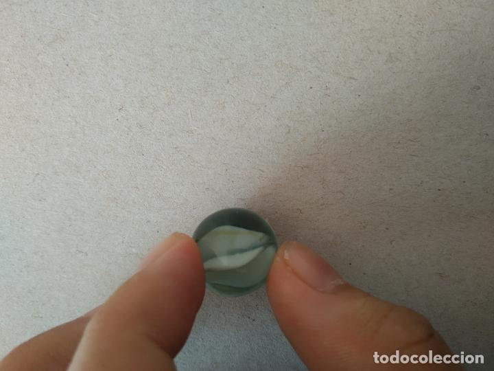 Juguetes antiguos y Juegos de colecci&oacute;n: CANICA DE COLOR BLANCA BOLA DE JUGUETE