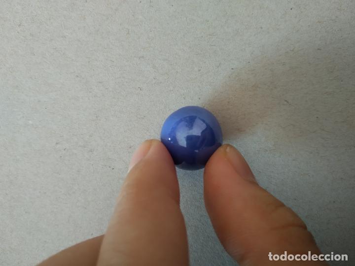 Juguetes antiguos y Juegos de colecci&oacute;n: CANICA DE COLOR AZUL BOLA DE JUGUETE