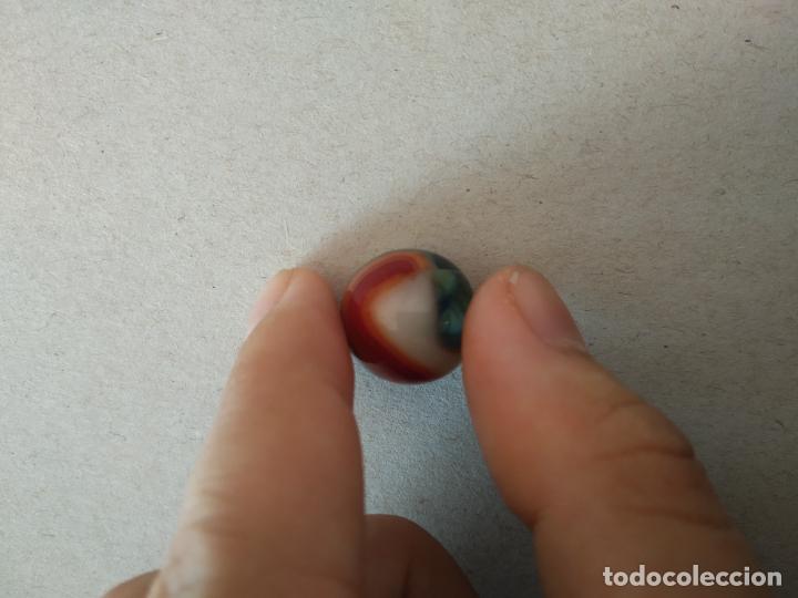 Juguetes antiguos y Juegos de colecci&oacute;n: CANICA DE COLOR ROJO NARANJA BLANCO AMARILLO BOLA DE JUGUETE