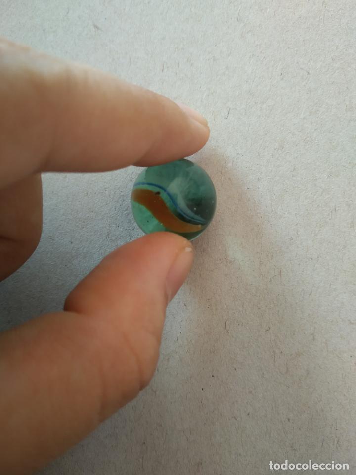 Juguetes antiguos y Juegos de colecci&oacute;n: CANICA DE COLOR ROJO AZUL BLANCO BOLA DE JUGUETE