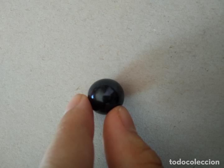 Juguetes antiguos y Juegos de colecci&oacute;n: CANICA DE COLOR NEGRO / AZUL MUY OSCURO BOLA DE JUGUETE