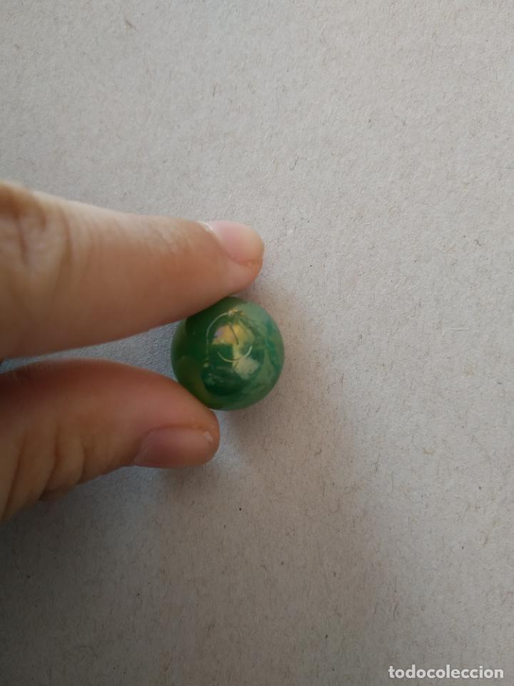 Juguetes antiguos y Juegos de colecci&oacute;n: CANICA DE COLOR VERDE BOLA DE JUGUETE