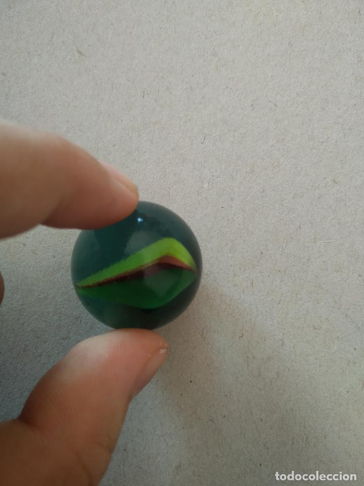 Juguetes antiguos y Juegos de colecci&oacute;n: CANICA DE COLOR AMARILLO ROJO VERDE BOLA DE JUGUETE