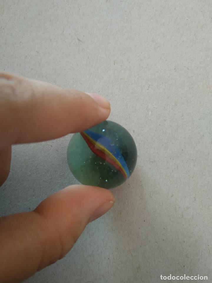 Juguetes antiguos y Juegos de colecci&oacute;n: CANICA DE COLOR AMARILLO ROJO AZUL BOLA DE JUGUETE