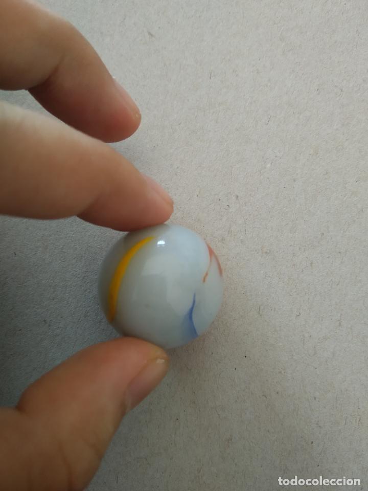 Juguetes antiguos y Juegos de colecci&oacute;n: CANICA DE COLOR BLANCO AMARILLO ROJO AZUL BOLA DE JUGUETE