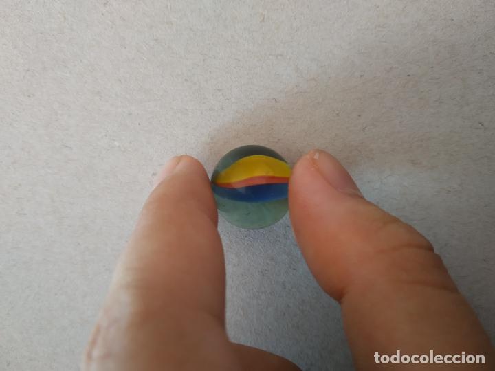 Juguetes antiguos y Juegos de colecci&oacute;n: CANICA DE COLOR AMARILLO ROJO AZUL BOLA DE JUGUETE