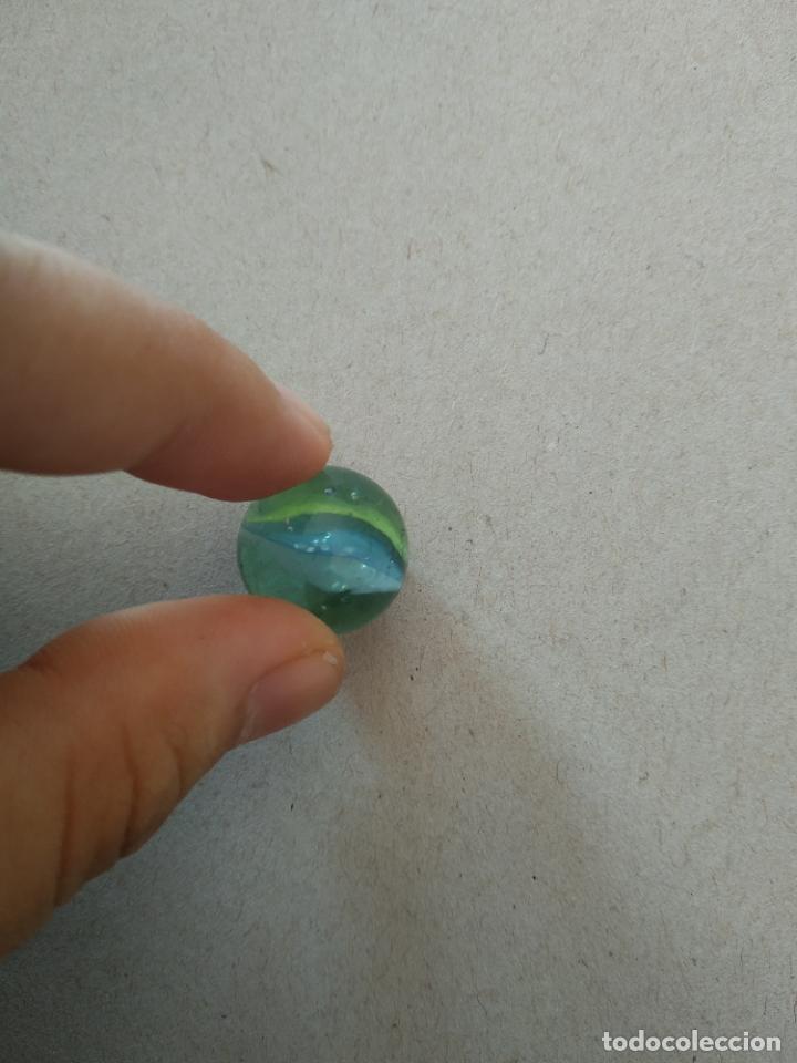 Juguetes antiguos y Juegos de colecci&oacute;n: CANICA DE COLOR BLANCO AMARILLO AZUL BOLA DE JUGUETE