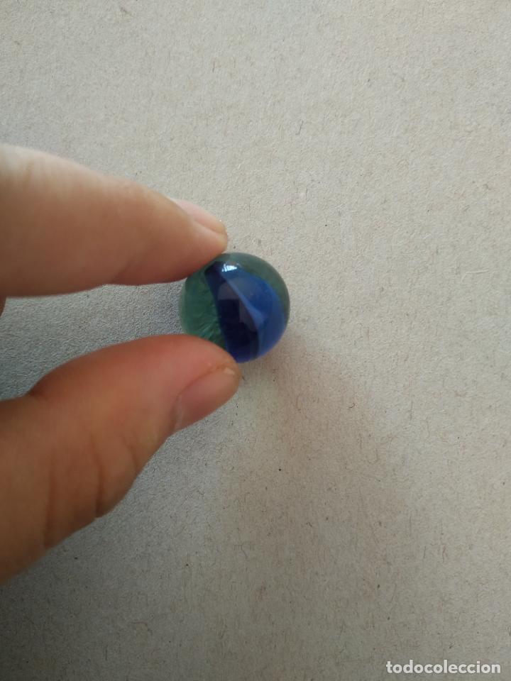 Juguetes antiguos y Juegos de colecci&oacute;n: CANICA DE COLOR AZUL CLARO Y AZUL OSCURO BOLA DE JUGUETE