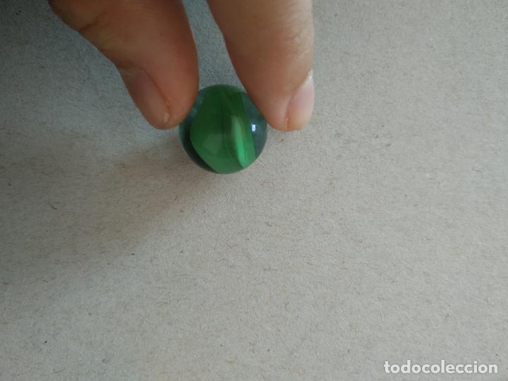 Juguetes antiguos y Juegos de colecci&oacute;n: CANICA DE COLOR VERDE BOLA DE JUGUETE