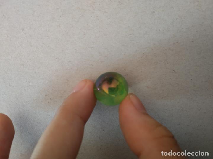 Juguetes antiguos y Juegos de colecci&oacute;n: CANICA DE COLOR VERDE BOLA DE JUGUETE