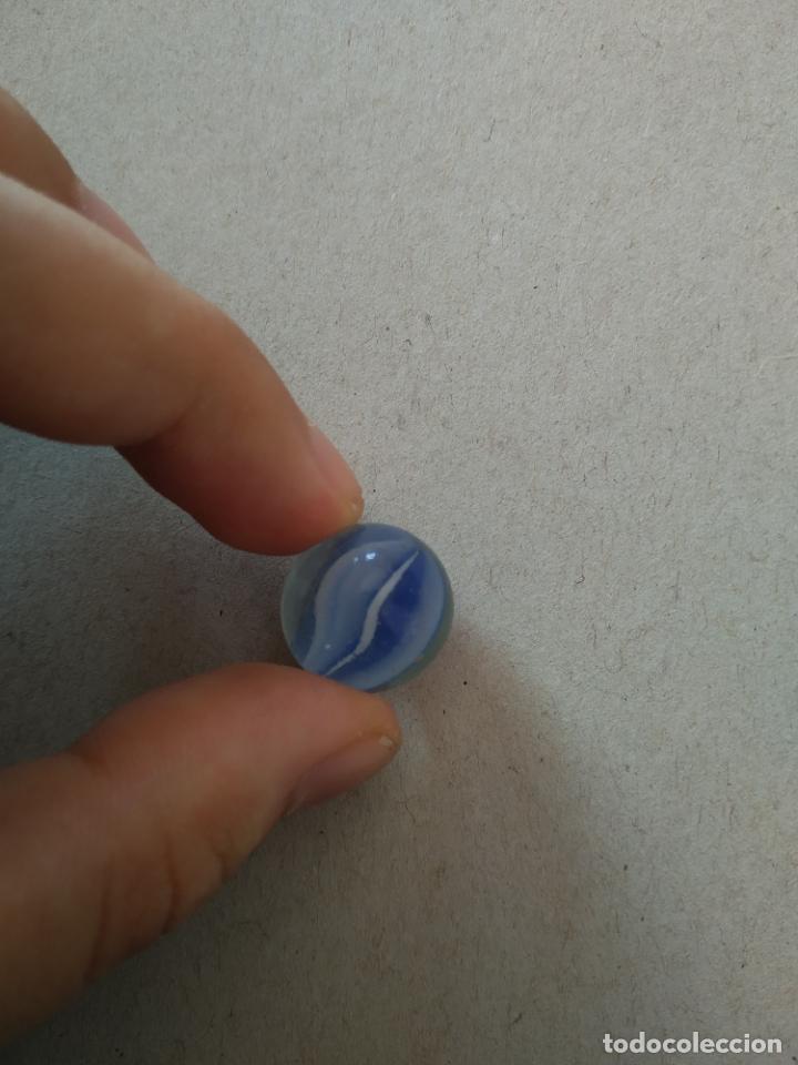 Juguetes antiguos y Juegos de colecci&oacute;n: CANICA DE COLOR AZUL BLANCO BOLA DE JUGUETE