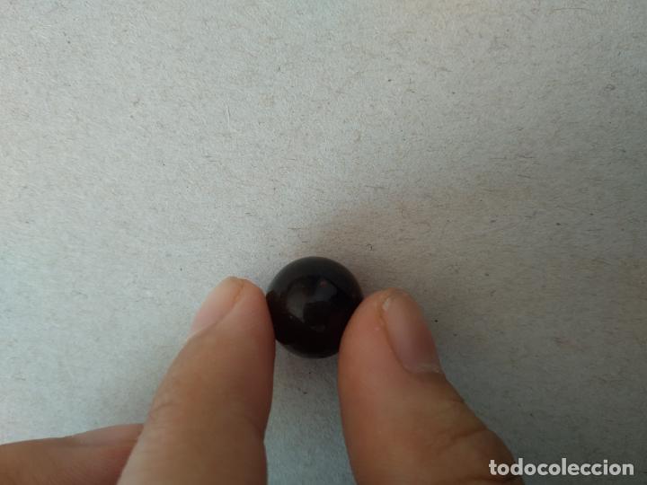 Juguetes antiguos y Juegos de colecci&oacute;n: CANICA DE COLOR MARR&Oacute;N OSCURO BOLA DE JUGUETE