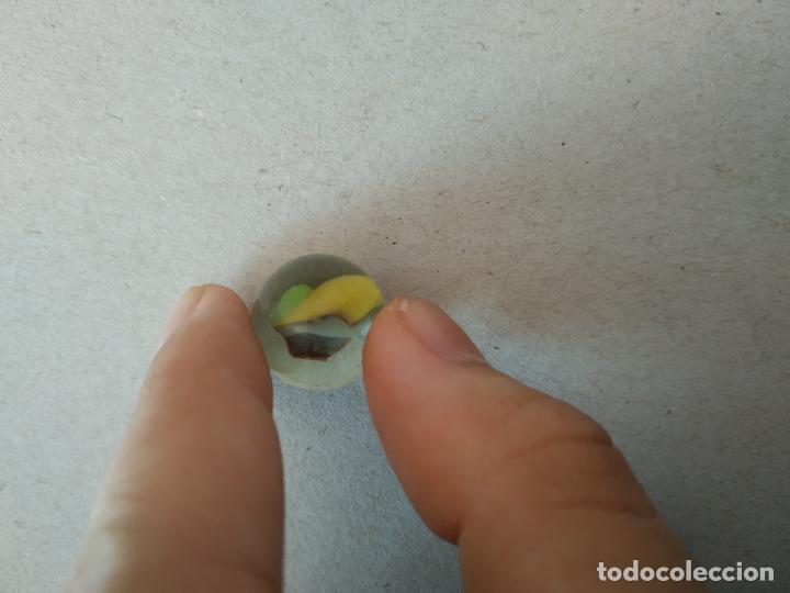 Juguetes antiguos y Juegos de colecci&oacute;n: CANICA DE COLOR VERDE AZUL MARR&Oacute;N AMARILLO BOLA DE JUGUETE