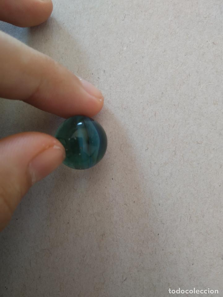 Juguetes antiguos y Juegos de colecci&oacute;n: CANICA DE COLOR AZUL BOLA DE JUGUETE