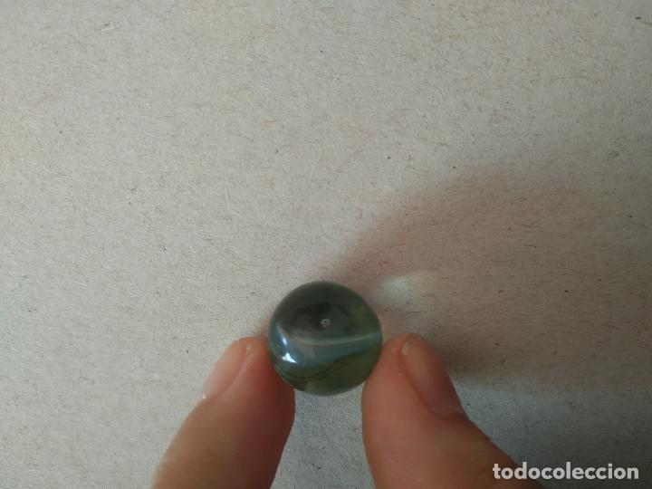 Juguetes antiguos y Juegos de colecci&oacute;n: CANICA DE COLOR AZUL BLANCO COMO MARRON / NARANJA BOLA DE JUGUETE