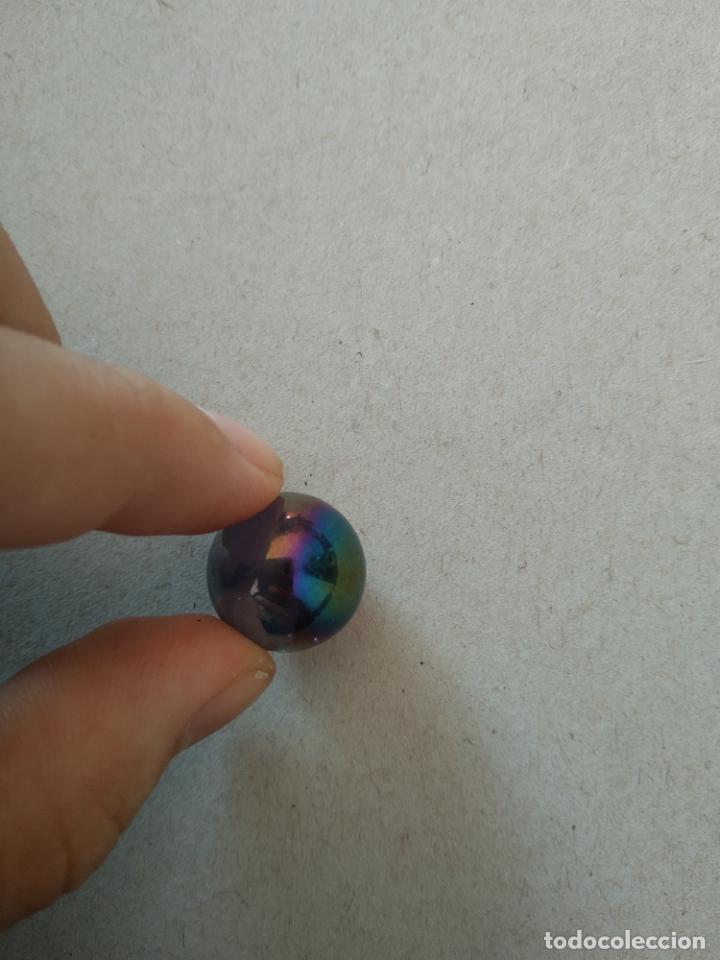 Juguetes antiguos y Juegos de colecci&oacute;n: CANICA DE COLOR LILA OSCURO BOLA DE JUGUETE
