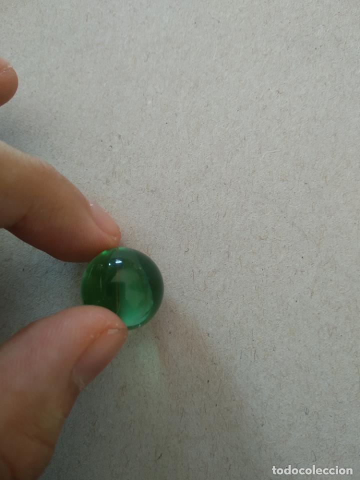 Juguetes antiguos y Juegos de colecci&oacute;n: CANICA DE COLOR BLANCO ROJO / MARR&Oacute;N BOLA DE JUGUETE