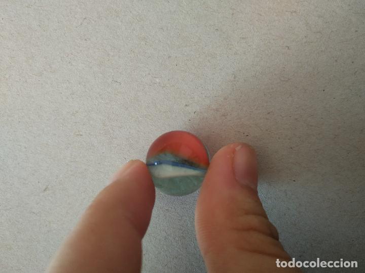 Juguetes antiguos y Juegos de colecci&oacute;n: CANICA DE COLOR BLANCO ROJO AZUL BOLA DE JUGUETE