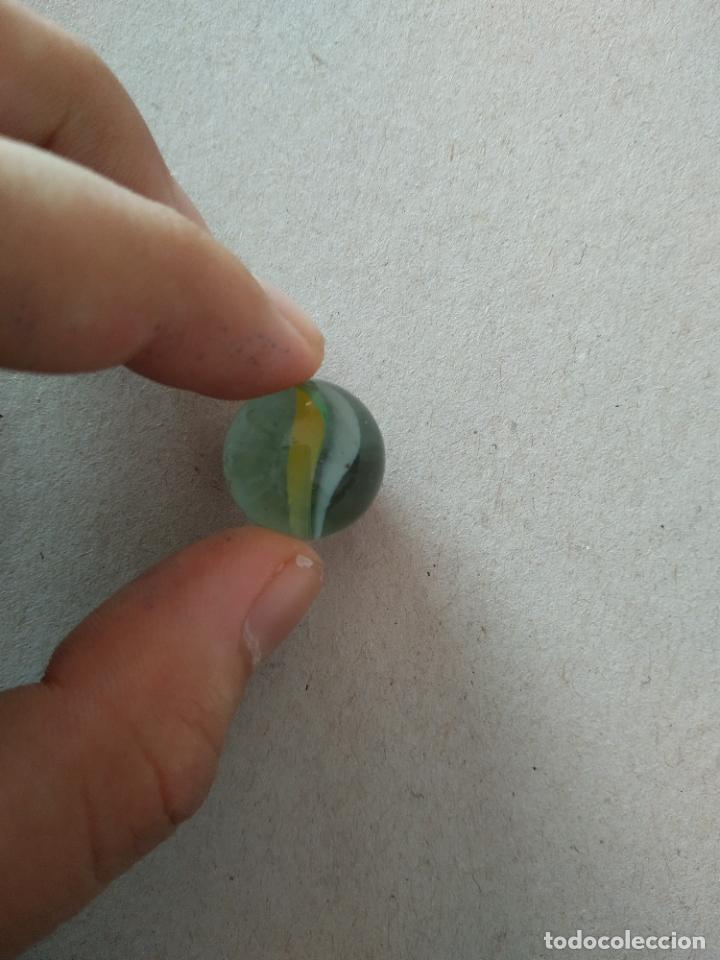 Juguetes antiguos y Juegos de colecci&oacute;n: CANICA DE COLOR BLANCO VERDE AMARILLO BOLA DE JUGUETE