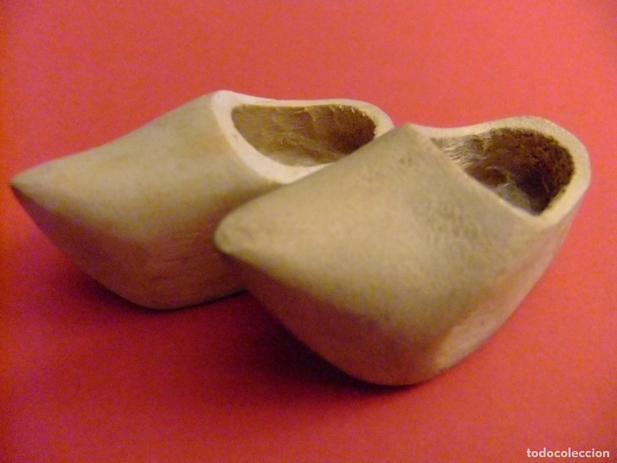Juguetes antiguos y juegos de colecci&oacute;n: CCA ZUECOS DE MADERA PARA MU&Ntilde;ECAS