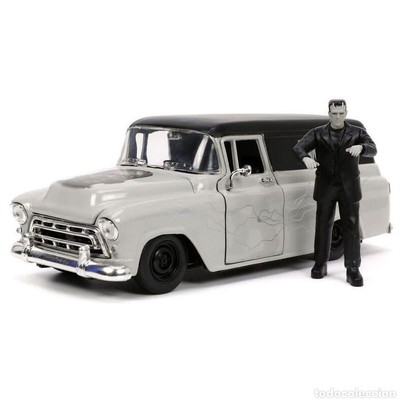 Juguetes antiguos y Juegos de colecci&oacute;n: Coche Chevy Suburban 1957 + figura Frankenstein 1:24